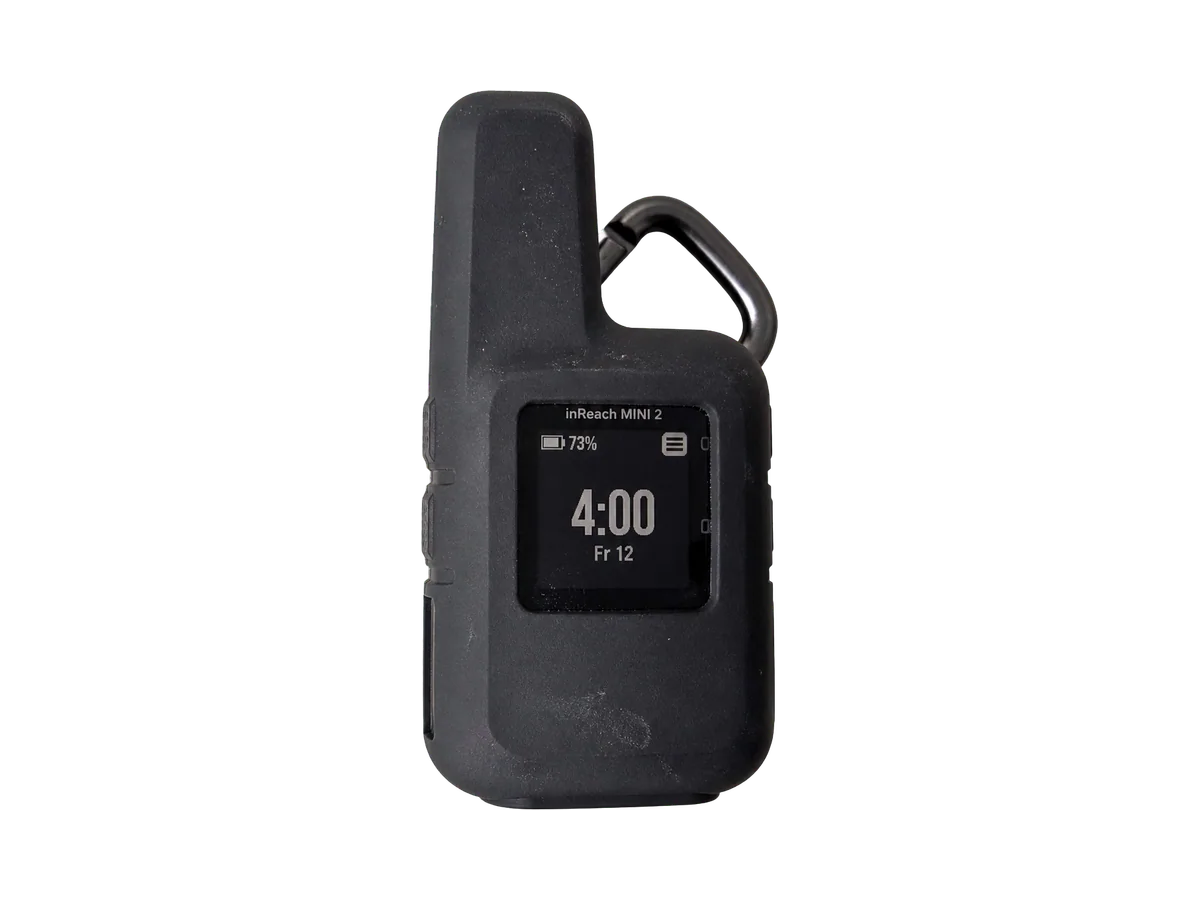 Freigestelltes Garmin inReach Mini 2 mit Schutzhülle und Karabiner zur Miete